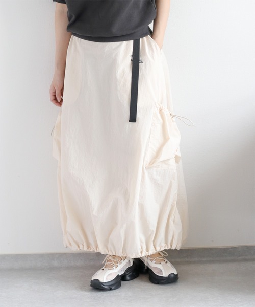 cepo（セポ）の「〈セットアップ対応〉刺繍ロゴ ナイロンカーゴスカート（スカート・レディース・オフホワイト/ネイビー・M）」の9枚目の写真