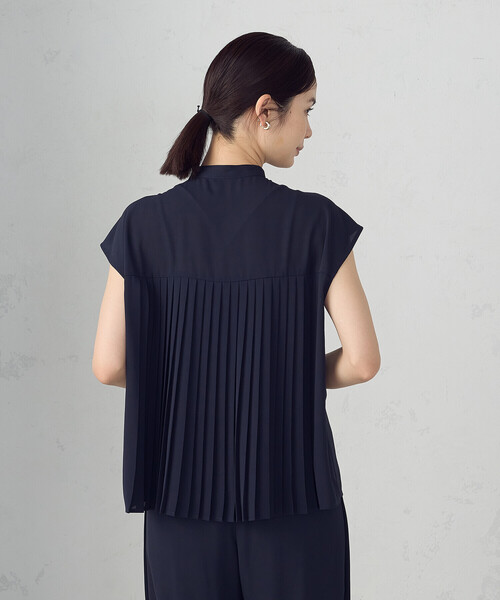 COMME CA ISM(コムサイズム)の「バックプリーツデザイン ブラウス(シャツ/ブラウス・レディース・ネイビー/カーキ・MEDIUM/LARGE)」の17枚目の写真