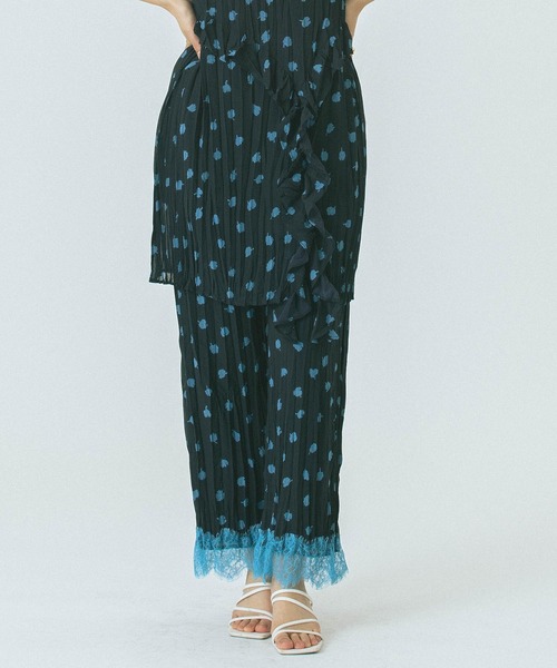 ROSE BUD(ローズバッド)の「FLOWER PRINT PANTS(その他パンツ・レディース・ブラック/ベージュ・ONE SIZE)」の2枚目の写真