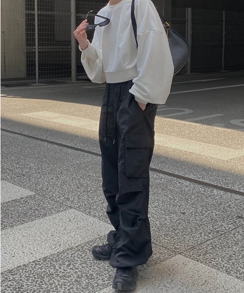 ISOOK（アイスー）の「ワッシャーカーゴパンツ(kiharu select) / パラシュートパンツ ハイウエスト ルーズ ドロスト アウトポケット ミリタリー ホワイト ブラック 白 黒（カーゴパンツ・レディース・ブラック/ホワイト・FREE）」の2枚目の写真