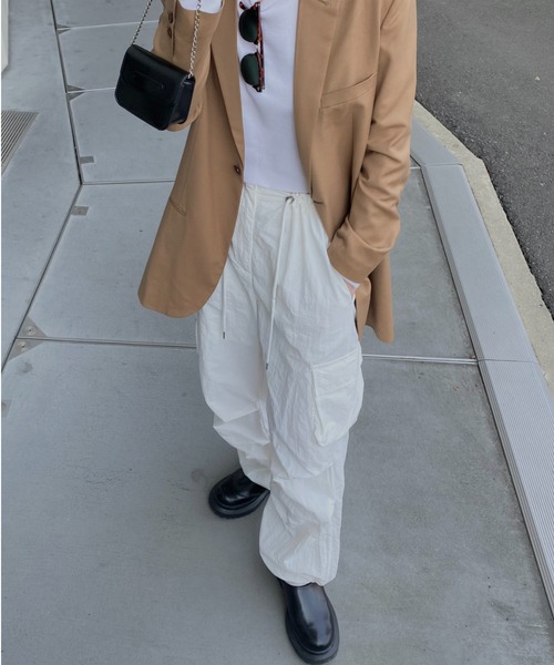 ISOOK（アイスー）の「ワッシャーカーゴパンツ(kiharu select) / パラシュートパンツ ハイウエスト ルーズ ドロスト アウトポケット ミリタリー ホワイト ブラック 白 黒（カーゴパンツ・レディース・ブラック/ホワイト・FREE）」の5枚目の写真