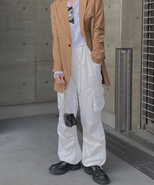 ISOOK（アイスー）の「ワッシャーカーゴパンツ(kiharu select) / パラシュートパンツ ハイウエスト ルーズ ドロスト アウトポケット ミリタリー ホワイト ブラック 白 黒（カーゴパンツ・レディース・ブラック/ホワイト・FREE）」の7枚目の写真