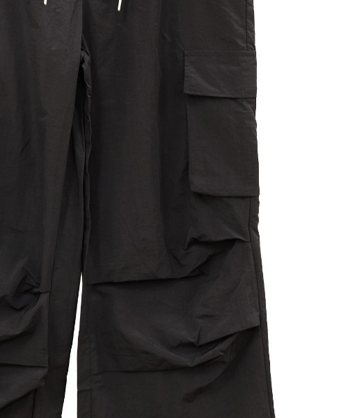 ISOOK（アイスー）の「ワッシャーカーゴパンツ(kiharu select) / パラシュートパンツ ハイウエスト ルーズ ドロスト アウトポケット ミリタリー ホワイト ブラック 白 黒（カーゴパンツ・レディース・ブラック/ホワイト・FREE）」の12枚目の写真