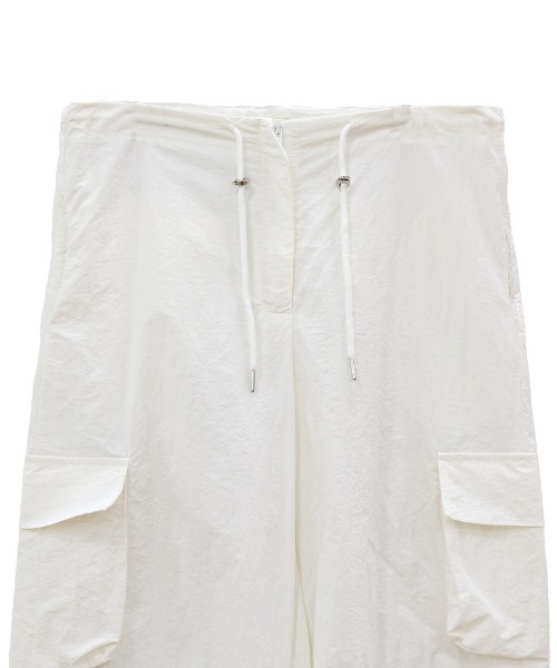 ISOOK（アイスー）の「ワッシャーカーゴパンツ(kiharu select) / パラシュートパンツ ハイウエスト ルーズ ドロスト アウトポケット ミリタリー ホワイト ブラック 白 黒（カーゴパンツ・レディース・ブラック/ホワイト・FREE）」の14枚目の写真