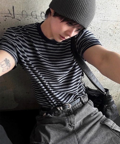 COSYHARU(コシハル)の「マッスルフィットストライプ半袖Tシャツ(Tシャツ/カットソー・メンズ・グレー/ブラック・FREE)」の1枚目の写真