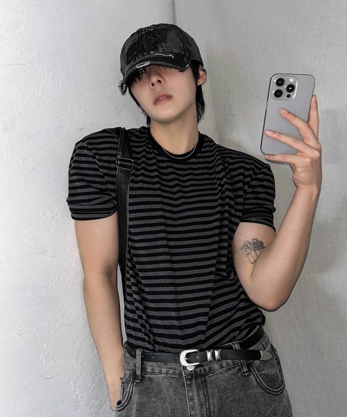 COSYHARU(コシハル)の「マッスルフィットストライプ半袖Tシャツ(Tシャツ/カットソー・メンズ・グレー/ブラック・FREE)」の6枚目の写真