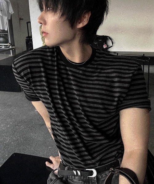 COSYHARU(コシハル)の「マッスルフィットストライプ半袖Tシャツ(Tシャツ/カットソー・メンズ・グレー/ブラック・FREE)」の5枚目の写真
