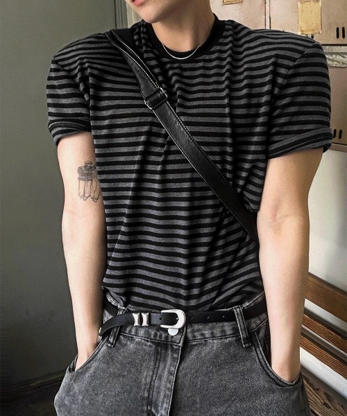 COSYHARU(コシハル)の「マッスルフィットストライプ半袖Tシャツ(Tシャツ/カットソー・メンズ・グレー/ブラック・FREE)」の7枚目の写真