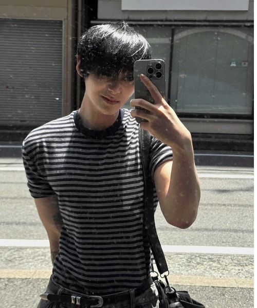 COSYHARU(コシハル)の「マッスルフィットストライプ半袖Tシャツ(Tシャツ/カットソー・メンズ・グレー/ブラック・FREE)」の13枚目の写真