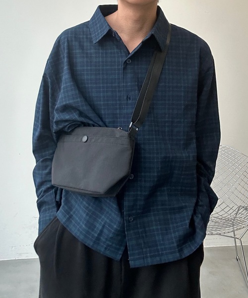 UNDERSTATEMENTs(アンダーステイトメント)の「【ユニセックス】ボタンポケットショルダーバッグ(ショルダーバッグ・メンズ・ブラック/オフホワイト/イエロー/ネイビー・FREE)」の13枚目の写真