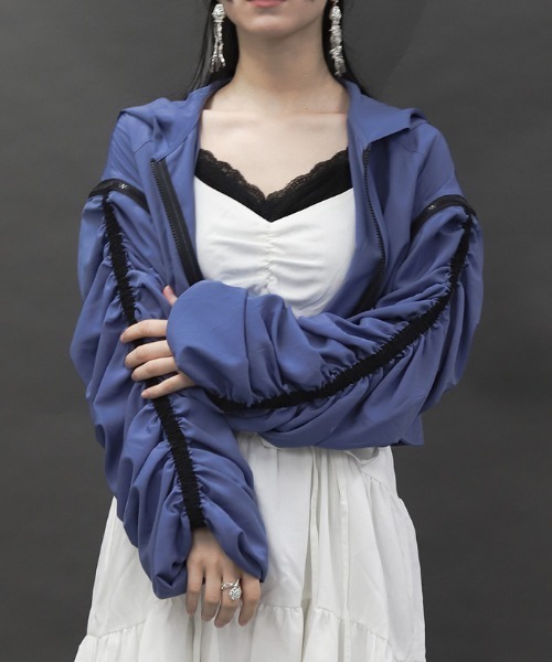 axes femme POETIQUE（アクシーズファムポエティック）の「ボリューム袖シアーブルゾン（その他アウター・レディース・ブルー/ホワイト/ブラック・MEDIUM）」の3枚目の写真