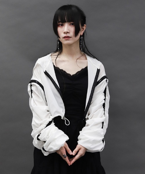 axes femme POETIQUE（アクシーズファムポエティック）の「ボリューム袖シアーブルゾン（その他アウター・レディース・ブルー/ホワイト/ブラック・MEDIUM）」の4枚目の写真