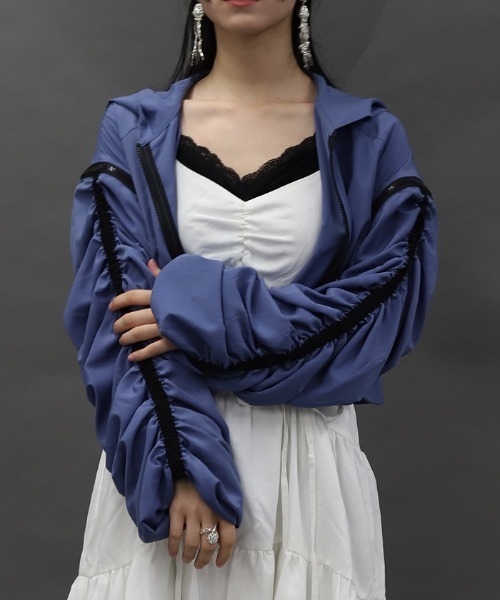 axes femme POETIQUE（アクシーズファムポエティック）の「ボリューム袖シアーブルゾン（その他アウター・レディース・ブルー/ホワイト/ブラック・MEDIUM）」の10枚目の写真