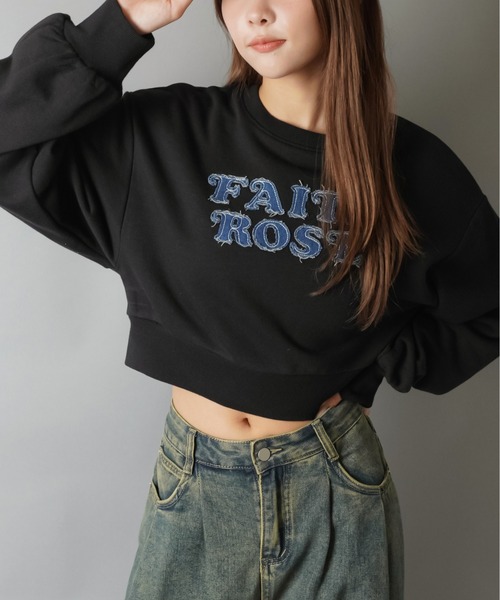 SPINNS（スピンズ）の「旬見え☆デニム貼り付けロゴショートスウェット（スウェット・レディース・ブラック/レッド/オートミール/杢グレー・ONESIZE）」の2枚目の写真