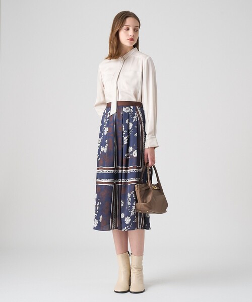 ANAYI(アナイ)の「ストレッチサテンタイ付き ブラウス〈セットアップ対応商品〉(シャツ/ブラウス・レディース・ベージュ/ブラウン/ブラック・38)」の8枚目の写真