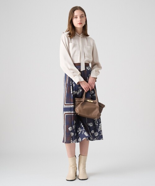 ANAYI(アナイ)の「ストレッチサテンタイ付き ブラウス〈セットアップ対応商品〉(シャツ/ブラウス・レディース・ベージュ/ブラウン/ブラック・38)」の9枚目の写真