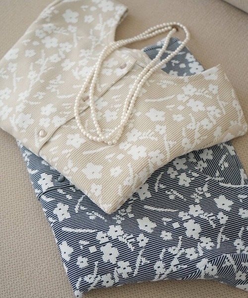 flower(フラワー)の「ランピーフローラルトップ(Tシャツ/カットソー・レディース・ブラック/ベージュ・FREE)」の1枚目の写真