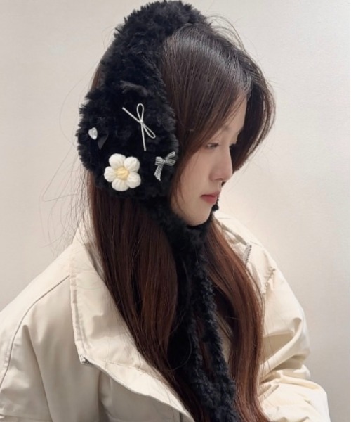 Burner(バーナー)の「【CHI SELECT】ボアフラワーモチーフ 耳あて付きイヤーマフ chi-earmuff-2-15(イヤーマフ・レディース・ブラック/ベージュ/モカ/ダークグレー/ホワイト/ブラウン・FREE)」の3枚目の写真