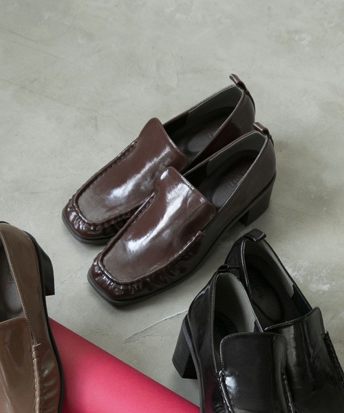 forksy.（フォルクシー）の「【forksy.】【オケージョン対応】スクエアトゥギャザーデザインヒールローファー（ローファー・レディース・ブラック/ブラウン/モカ・S/M/L）」の2枚目の写真