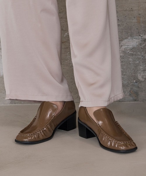 forksy.（フォルクシー）の「【forksy.】【オケージョン対応】スクエアトゥギャザーデザインヒールローファー（ローファー・レディース・ブラック/ブラウン/モカ・S/M/L）」の3枚目の写真