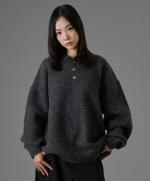 ONCILY（オンシェリー）の「SILVER BUTTON SHAGGY KNIT POLO /  シルバーボタンシャギーニットポロ（ニット/セーター・メンズ・アイボリー/ブラック/グレー系その他/カーキ/ブラック系その他/ブルー/オレンジ系その他/グリーン系その他/ネイビー/ブルー系その他/チャコールグレー/レッド/オリーブ/ブラウン・SMALL/MEDIUM/LARGE）」の2枚目の写真
