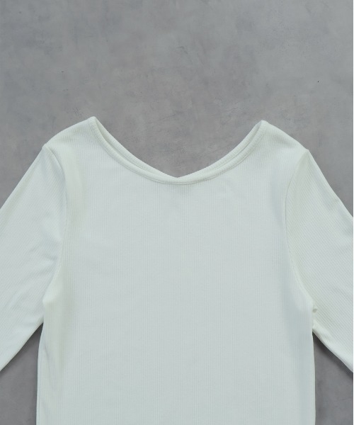 ad thie(アドティエ)の「CICA配合 前後2WAY リブトップス(Tシャツ/カットソー・レディース・オフホワイト/ブラック・LARGE/MEDIUM)」の4枚目の写真