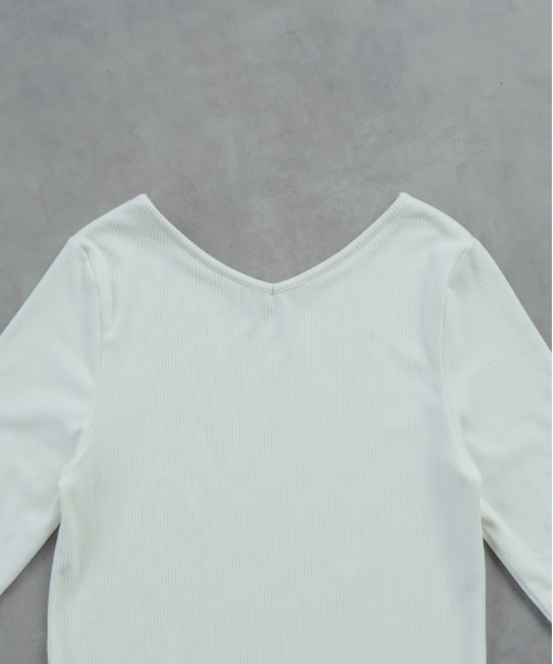 ad thie(アドティエ)の「CICA配合 前後2WAY リブトップス(Tシャツ/カットソー・レディース・オフホワイト/ブラック・LARGE/MEDIUM)」の5枚目の写真