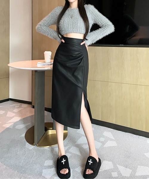 LUCPY(ラクピー)の「スリットラインエコレザータイトミディスカート(スカート・レディース・ブラック/ブラウン・SMALL/MEDIUM/LARGE)」の5枚目の写真