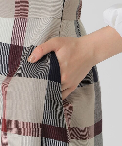 BLUE LABEL CRESTBRIDGE(ブルーレーベルクレストブリッジ)の「ツイードニットドッキングドレス(ワンピース・レディース・レッド/ベージュ系その他/ブラック・36/38/40)」の5枚目の写真