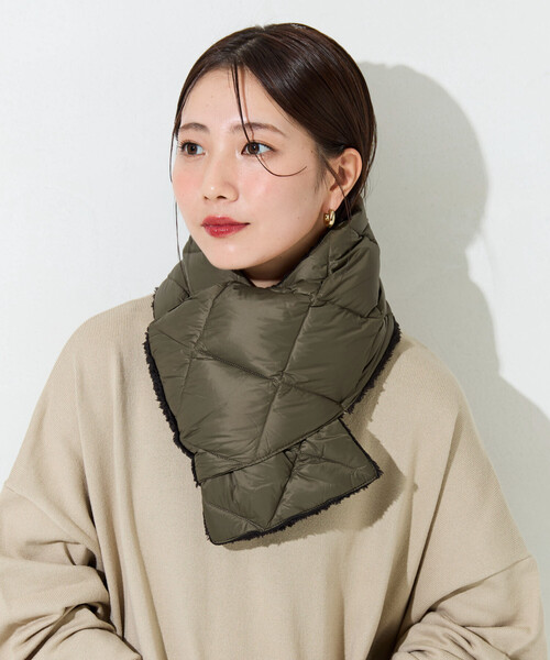 FREAK'S STORE(フリークスストア)の「限定展開 TAION/タイオン CITY REVERSIBLE DOWN SCARF/シティ リバーシブル ダウン スカーフ (ダウン・ボア)(マフラー・レディース・ブラック/オリーブ/オフホワイト・ONE SIZE)」の4枚目の写真
