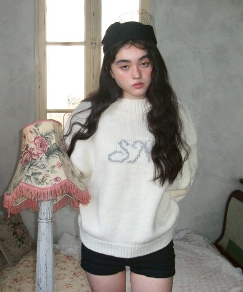 Smyeon(スミョン)の「Logo bottleneck loose knit/ロゴボトルネックルーズニット(ニット/セーター・レディース・ブラック/ホワイト・FREE)」の2枚目の写真