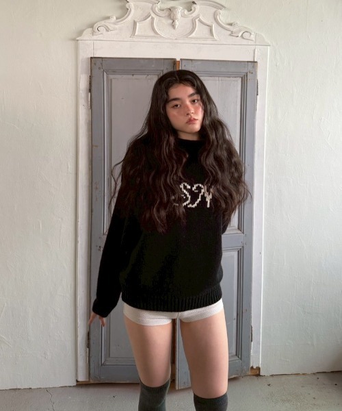Smyeon(スミョン)の「Logo bottleneck loose knit/ロゴボトルネックルーズニット(ニット/セーター・レディース・ブラック/ホワイト・FREE)」の20枚目の写真