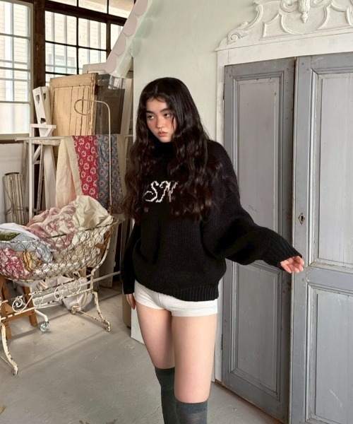 Smyeon(スミョン)の「Logo bottleneck loose knit/ロゴボトルネックルーズニット(ニット/セーター・レディース・ブラック/ホワイト・FREE)」の21枚目の写真