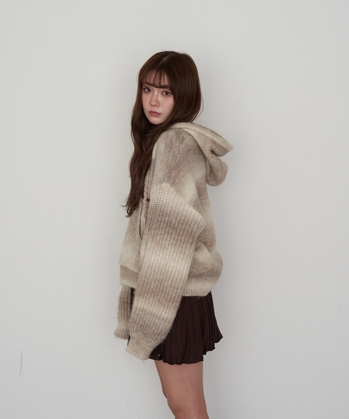 RAY CASSIN(レイカズン)の「グラデーションスキッパーフードチュニック(ニット/セーター・レディース・チャコールグレー/ブルー/ブラウン系その他2・FREE)」の5枚目の写真