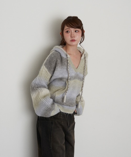 RAY CASSIN(レイカズン)の「グラデーションスキッパーフードチュニック(ニット/セーター・レディース・チャコールグレー/ブルー/ブラウン系その他2・FREE)」の11枚目の写真