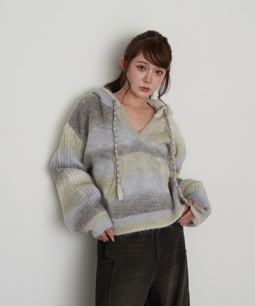 RAY CASSIN(レイカズン)の「グラデーションスキッパーフードチュニック(ニット/セーター・レディース・チャコールグレー/ブルー/ブラウン系その他2・FREE)」の9枚目の写真