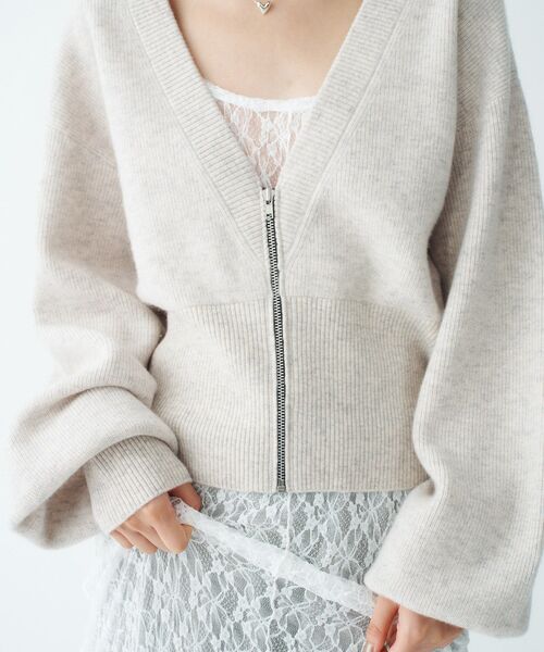 CODE A(コードエー)の「zip form cardigan(カーディガン/ボレロ・レディース・オフホワイト/グレー・00)」の4枚目の写真