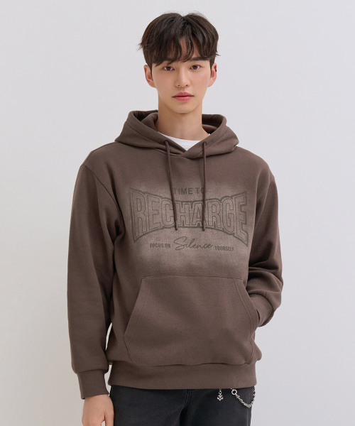CHASECULT（チェイスカルト）の「男性 起毛 グラフィック フードパーカー - ブラウン（パーカー・メンズ・ブラウン・100/95/105）」の2枚目の写真