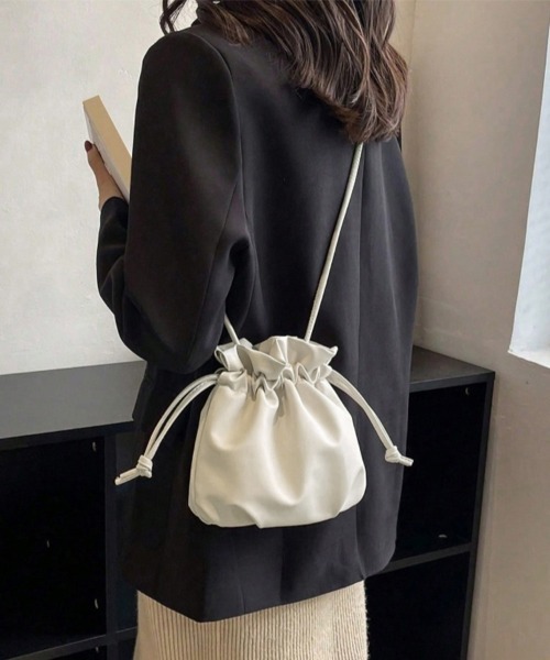 Doux Belle（ドゥーベル）の「ミニマルデザインPUレザー巾着バッグ（ショルダーバッグ・レディース・ライトブラウン/ブラック/ホワイト・FREE）」の8枚目の写真