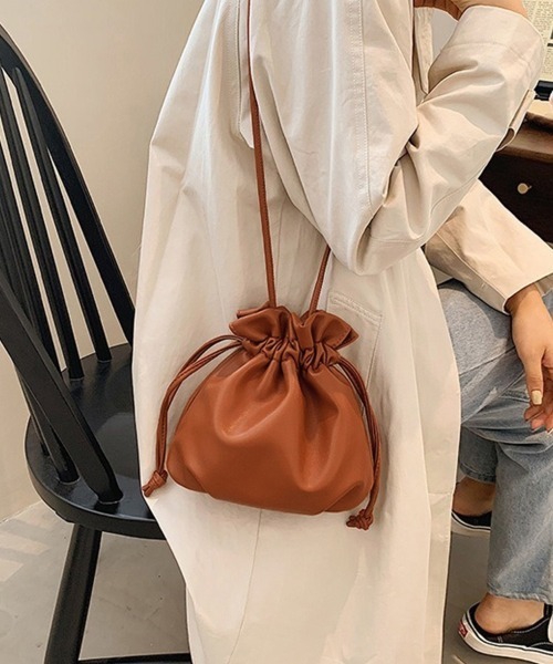 Doux Belle（ドゥーベル）の「ミニマルデザインPUレザー巾着バッグ（ショルダーバッグ・レディース・ライトブラウン/ブラック/ホワイト・FREE）」の10枚目の写真