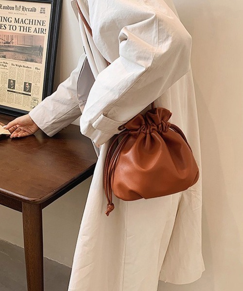 Doux Belle（ドゥーベル）の「ミニマルデザインPUレザー巾着バッグ（ショルダーバッグ・レディース・ライトブラウン/ブラック/ホワイト・FREE）」の11枚目の写真