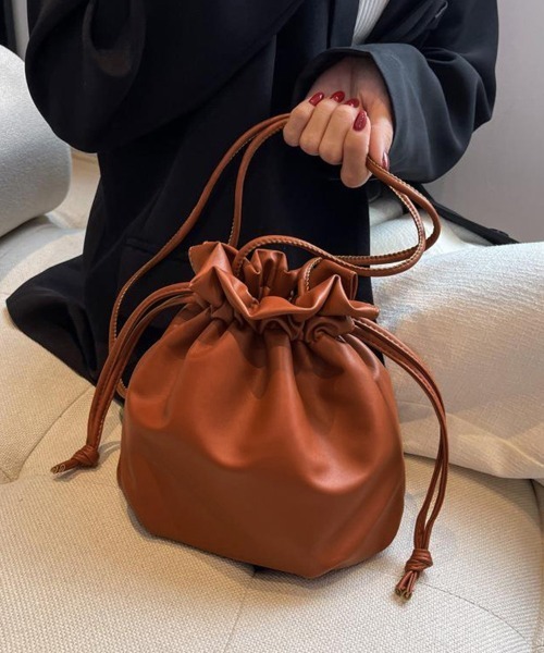 Doux Belle（ドゥーベル）の「ミニマルデザインPUレザー巾着バッグ（ショルダーバッグ・レディース・ライトブラウン/ブラック/ホワイト・FREE）」の14枚目の写真