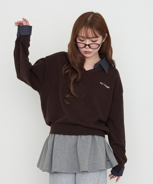 RAY CASSIN(レイカズン)の「襟付きV胸刺繍ニット(ニット/セーター・レディース・グレー/チャコールグレー/ライトベージュ/ブラウン・FREE)」の3枚目の写真