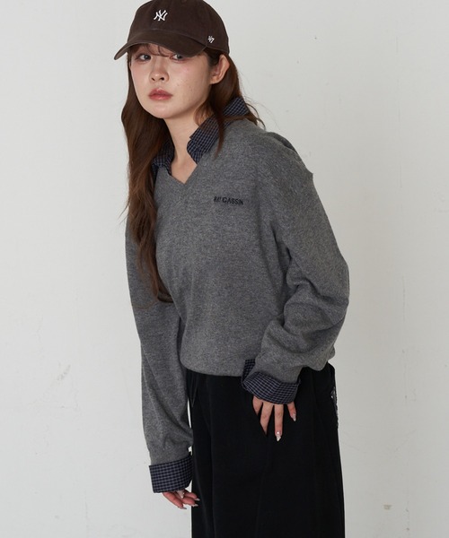 RAY CASSIN(レイカズン)の「襟付きV胸刺繍ニット(ニット/セーター・レディース・グレー/チャコールグレー/ライトベージュ/ブラウン・FREE)」の2枚目の写真