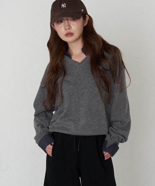 RAY CASSIN(レイカズン)の「襟付きV胸刺繍ニット(ニット/セーター・レディース・グレー/チャコールグレー/ライトベージュ/ブラウン・FREE)」の5枚目の写真