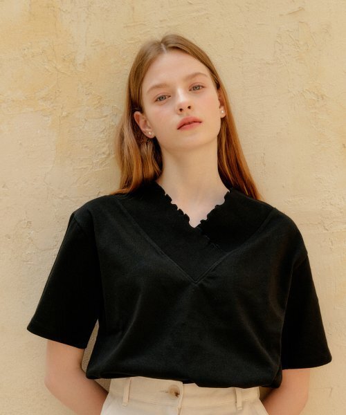 YUPPE(ヨッペ)の「v shirring T-shirts_black(Tシャツ/カットソー・レディース・その他・FREE)」の4枚目の写真