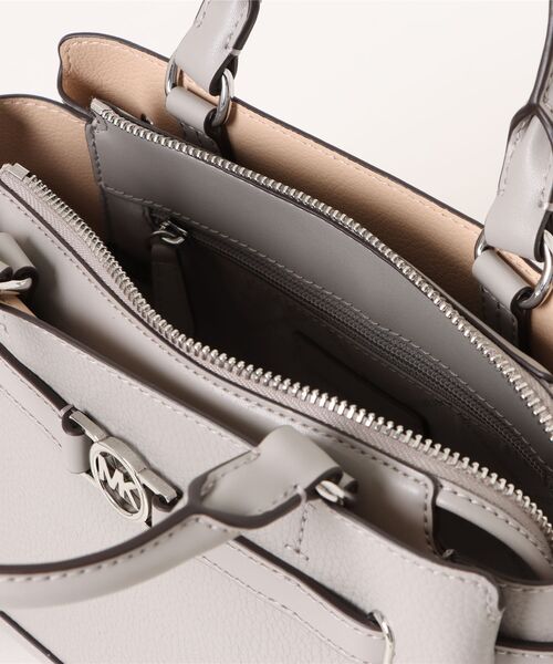 MICHAEL KORS（マイケルコース）の「REED ぺブルレザー センタージップ ベルテッド サッチェル スモール（ハンドバッグ・レディース・グレー系・FREE）」の4枚目の写真
