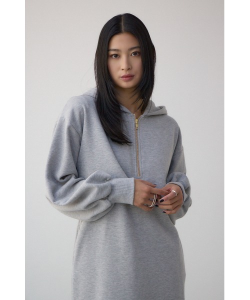 AZUL by moussy(アズールバイマウジー)の「レイヤード風裏起毛フーディーワンピース 春服 冬服 秋服 長袖 スウェット パーカー ハーフジップ(ワンピース・レディース・杢グレー/ブラック・MEDIUM/SMALL)」の16枚目の写真
