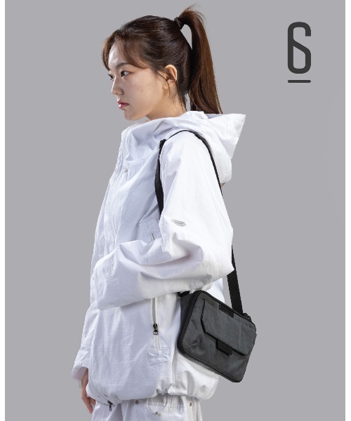 emonique(エモニーク)の「UNION6 クロスバッグ WIDE7 Crossbag(ボディバッグ/ウエストポーチ・メンズ・ブラック/グレー・FREE)」の2枚目の写真