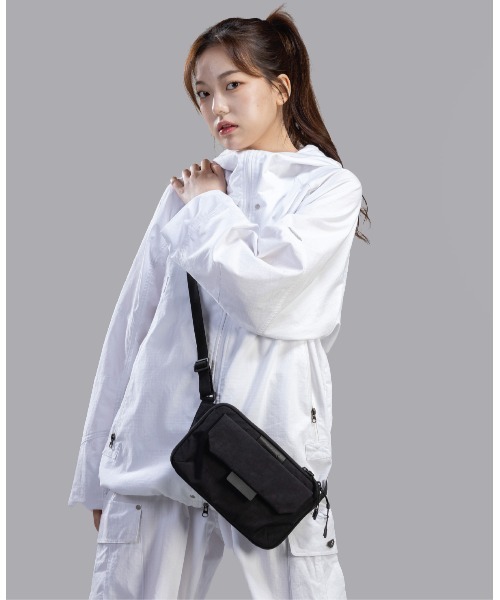 emonique(エモニーク)の「UNION6 クロスバッグ WIDE7 Crossbag(ボディバッグ/ウエストポーチ・メンズ・ブラック/グレー・FREE)」の4枚目の写真